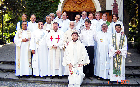 sacerdotes em foto de treinamento