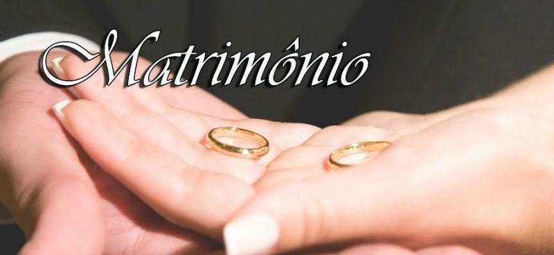 Matrimônio - aliança na palma das mãos do casal