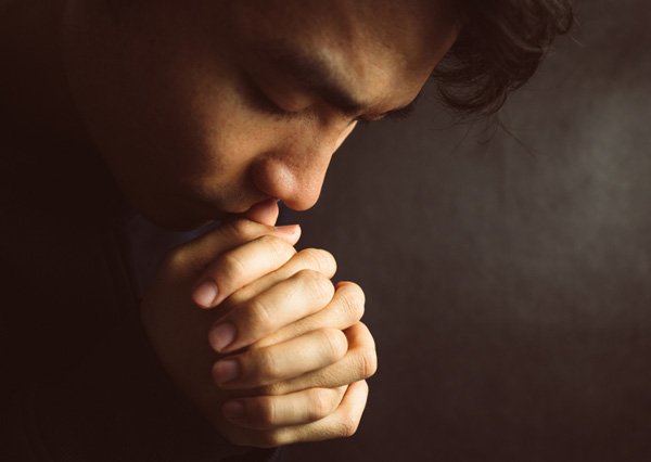 Rapaz jovem fazendo oração