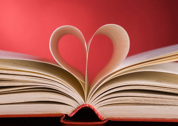 Páginas de livro em formato de coração