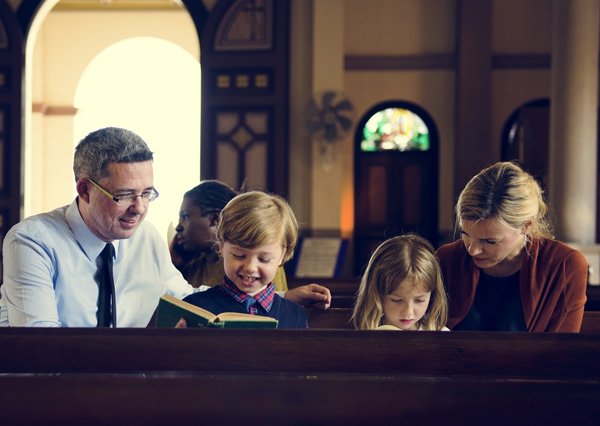 Família na igreja estudando a palavra de Deus