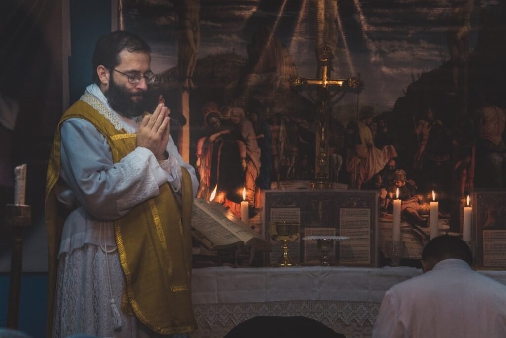Imagem de Padre orando durante a Eucaristia